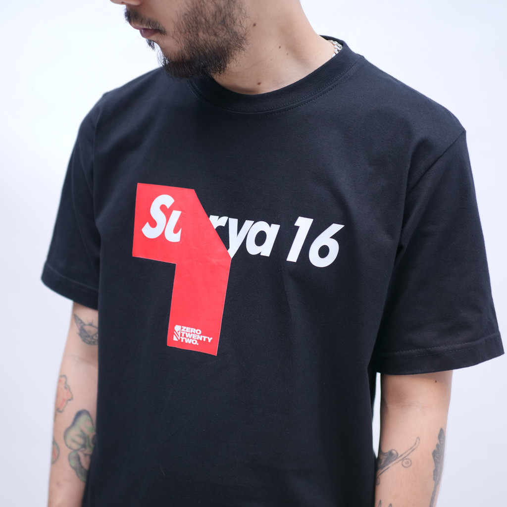 Kaos Skena Plesetan Brand Parodi Logo Lucu Surya 16 Hitam | T-Shirt Pria Wanita Unisex Parody Merk B