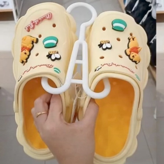 miniso Winnie the Pooh slipper sandal slip on - Putih