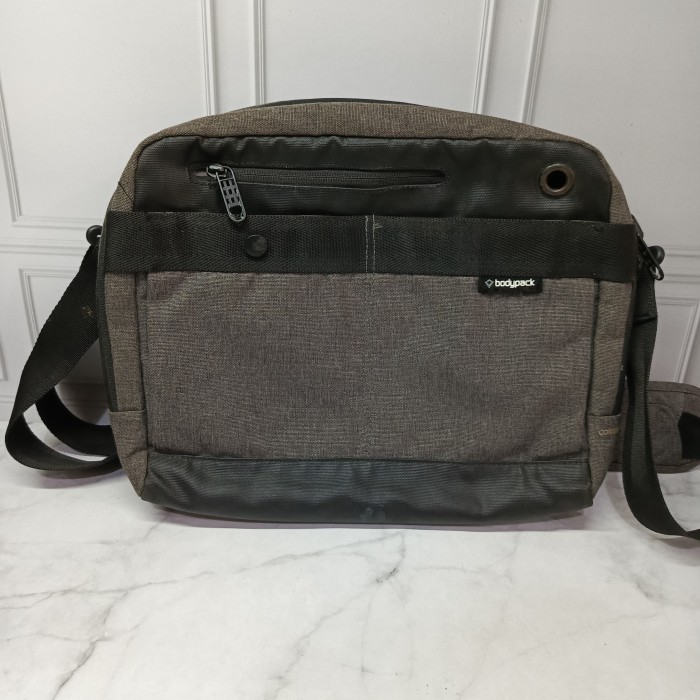 Tas Selempang Laptop Bodypack Comrade Original