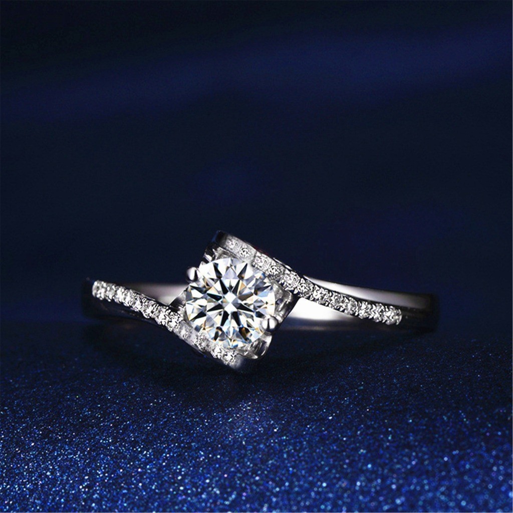 Cincin Cahaya Mewah Single Berlian Tanduk Cincin Wanita Baris Berlian Malaikat Ciuman Wanita Cincin 