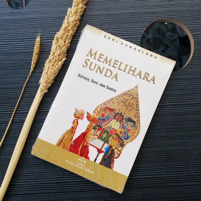 

Memelihara Sunda: Bahasa, Seni & Sastra - Ajip Rosidi, CW Watson dkk,