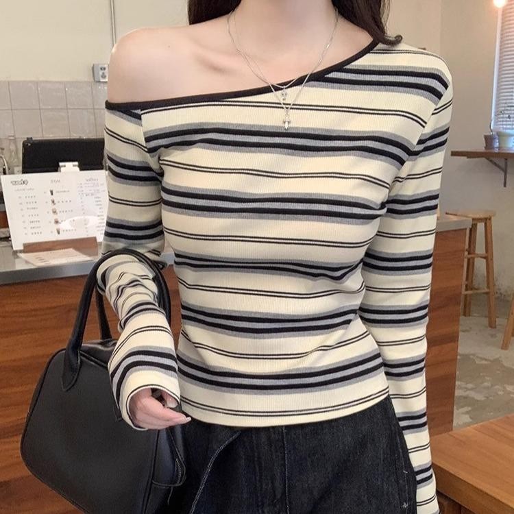 Kaos lengan panjang bahu condong bergaris blok warna / baju atasan bahu terbuka yang pas