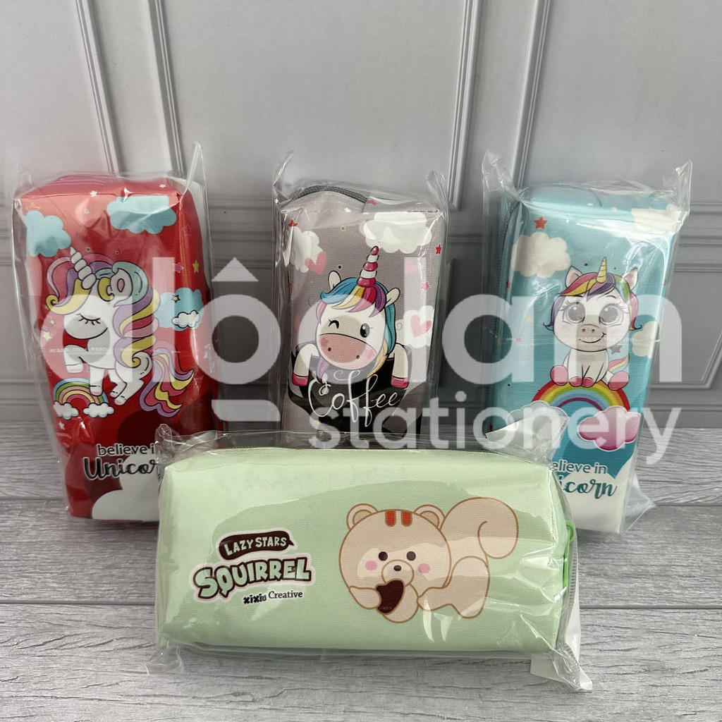

1 PCS ( 21 x 9 x 4 cm ) Tempat Pensil Kulit Resleting Motif Kartun Lucu / Kotak Pensil Sintesis lengkap