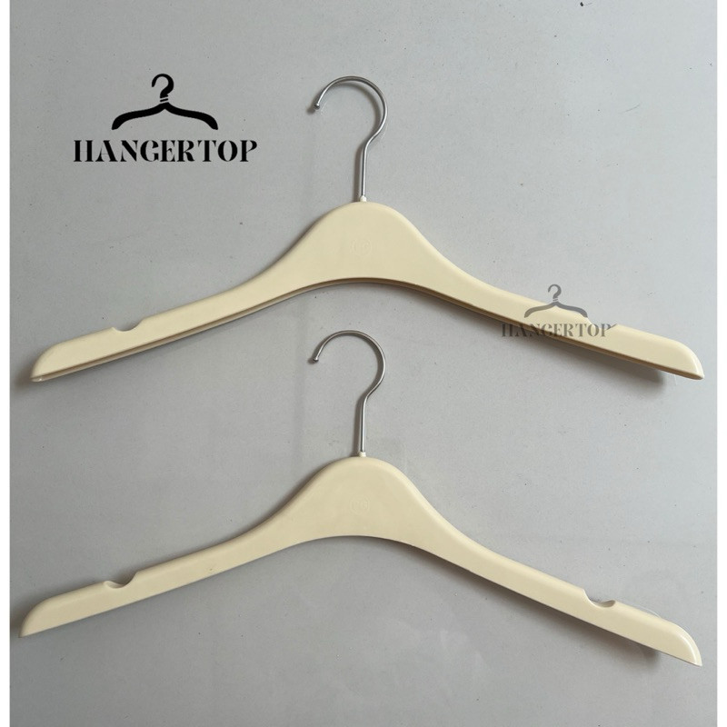 

Hanger Model Kayu Krem Dewasa || Gantungan Baju Model Kayu type 151 Krem (Perlusin)