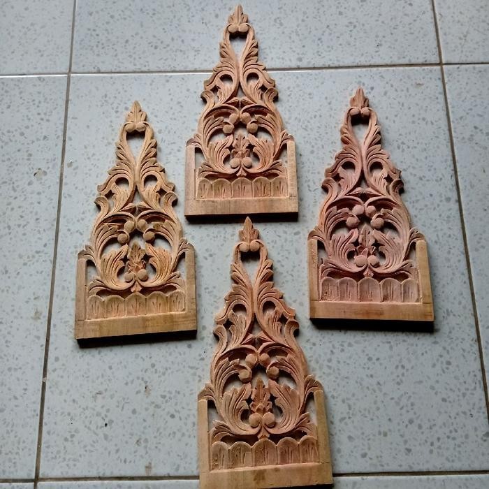 ornamen ukir ukiran kayu tempel Soko tiang rumah XKI3341