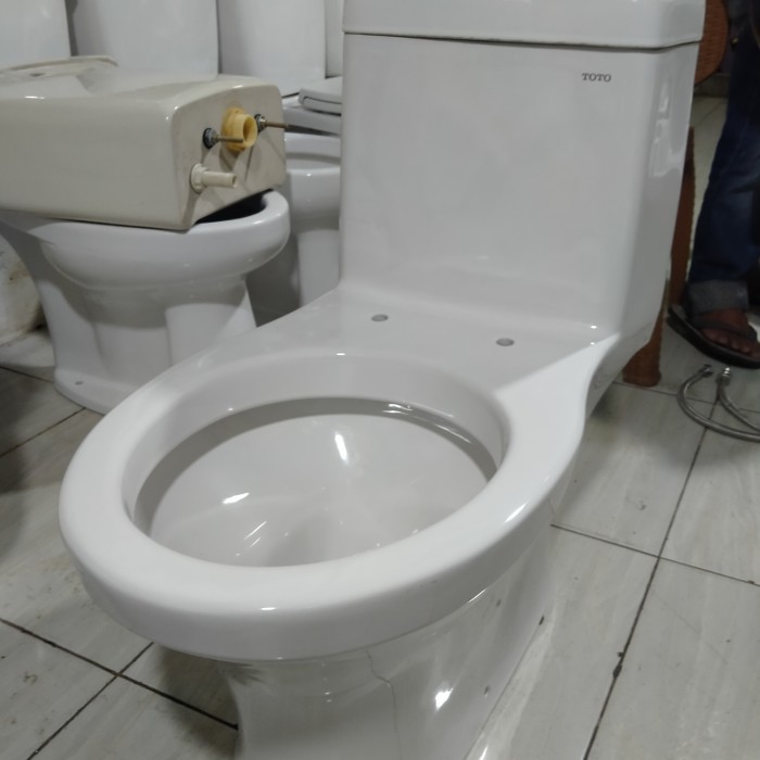 kloset duduk l toilet TOTO l CW 630 J l warna putih