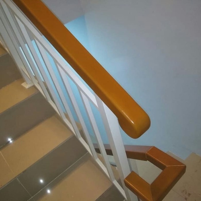 relling tangga besi pegangan kayu