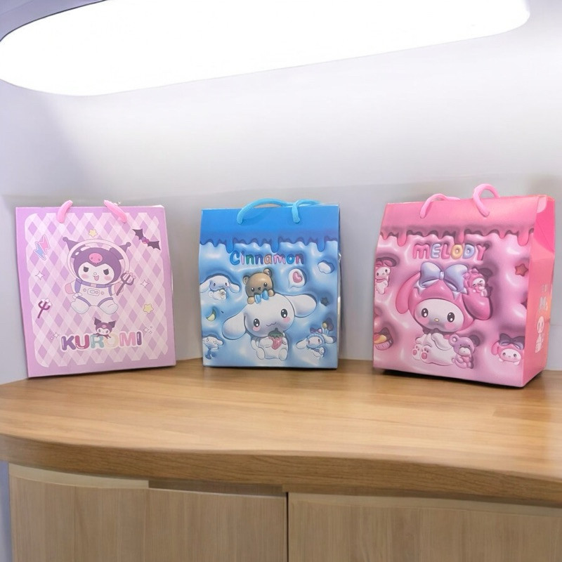 

PAPER BAG SANRIO TERBARU LUCU / KOTAK SOUVERNIR SANRIO / BINGKISAN ULTAH CINNAMOROL MELODY KUROMI LOTSO
