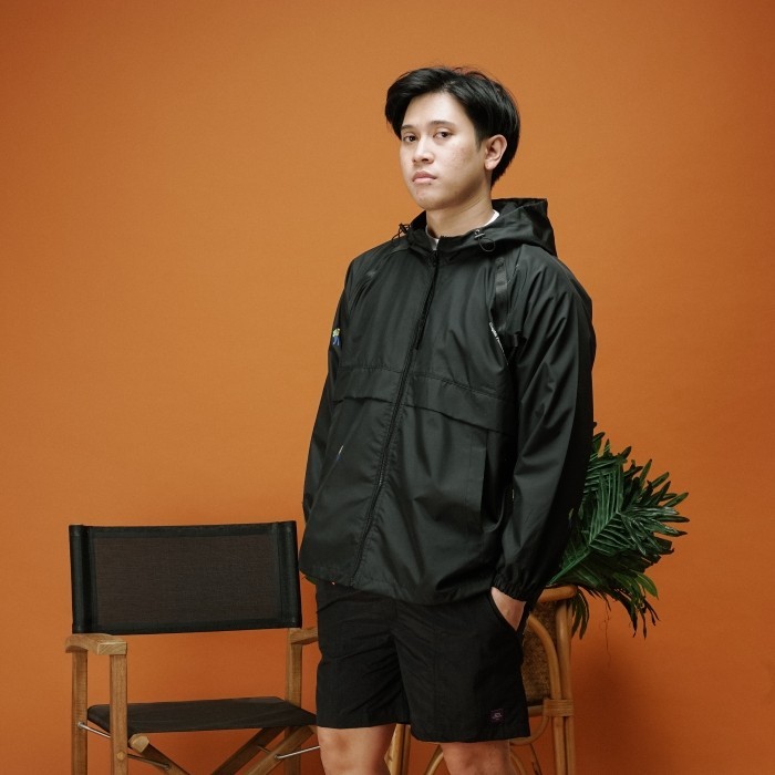 UNKL347 Jaket Pria Windbreaker Warna Hitam Sablon SKIX