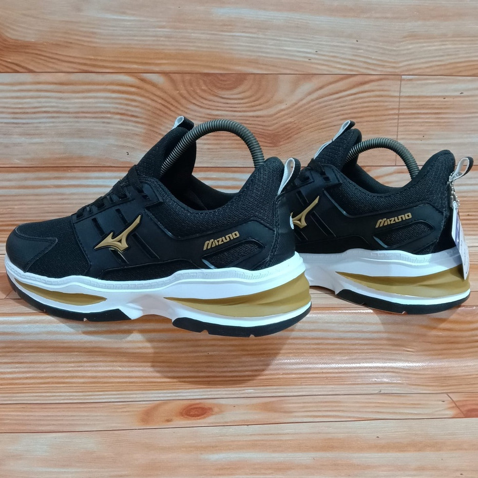 sepatu runing pria Mizuno Hitam gold Olahraga Lari Joging Pria Wanita sepatu mizuno original 100%