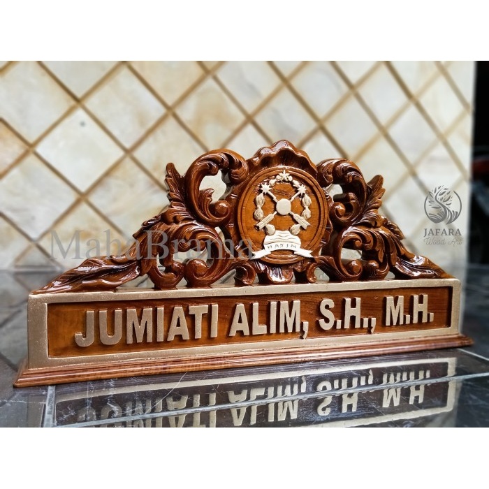 

papan nama meja ukiran kayu jati custom logo hakim MB3212