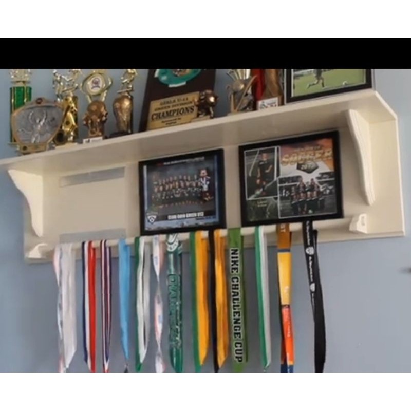 rak piala/gantungan medali/rak dinding/rak kayu