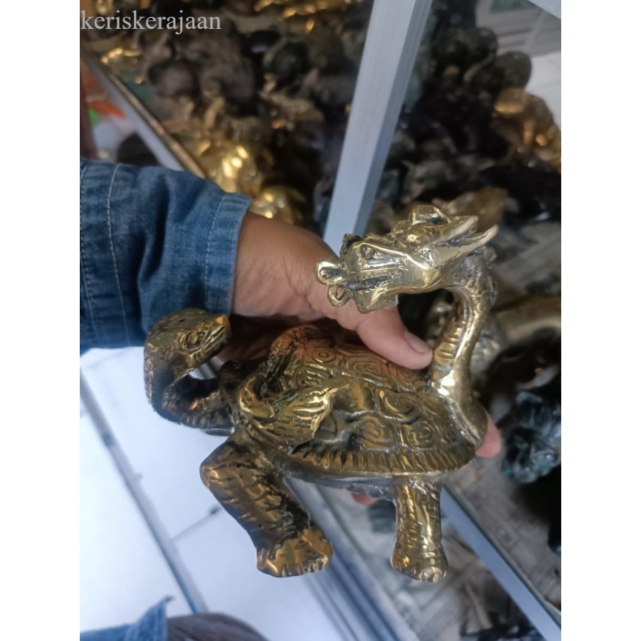 

patung naga kura kura dari kuningan full sepuhan emas agar tidak berkarat bk Keris sengkelat majapahit mataram kartosuro kartasura Surakarta Yogyakarta nagasasra sabuk inten keris kriss nogososro Ba antik