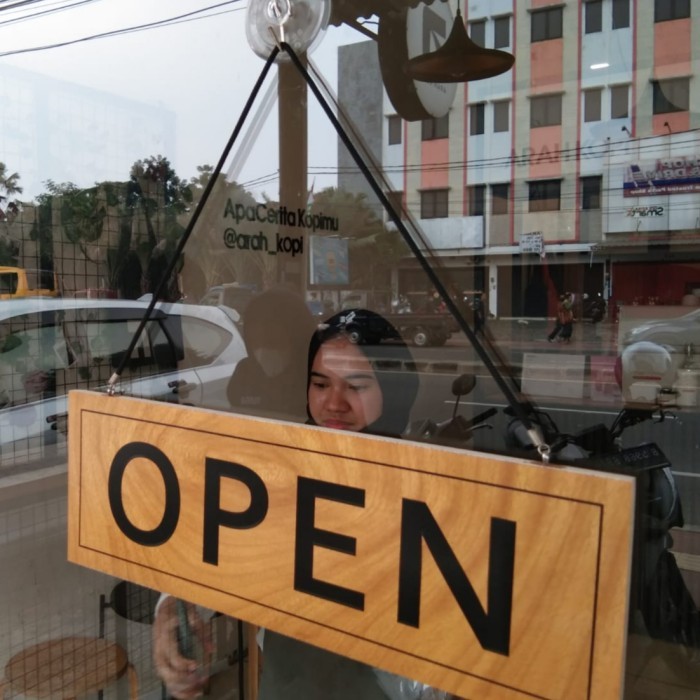 

OPEN CLOSE SIGN GANTUNG KAYU 10 x 30 cm Bolak Balik Open Closed 2 Muka - 1-Bahasa, Tanpa Gantungan