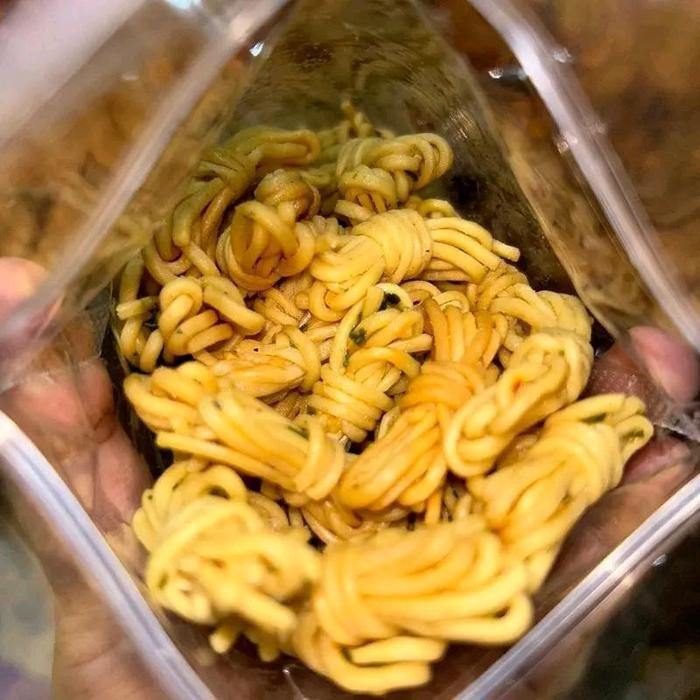 

Mie Gulung Kemasan 500gr (Camilan) Jago Ngemil Mie Gulung Pedas Daun Jeruk Mie Gulung Original Daun Jeruk Camilan Pedas Jajan Viral - Original, 250gram PROMO !