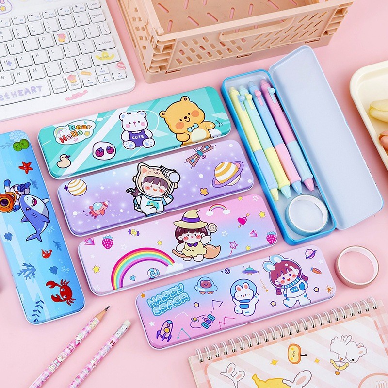 

TERMURAH PINK COLORED METAL PENCIL CASE / TEMPAT PENSIL KALENG MOTIF LABUBU WARNA PINK / BACA DESKRIPSI / TEMPAT PENSIL MOTIF LABUBU LUCU