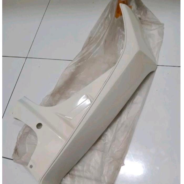 COVER BODY SAYAP LUAR LEGSIL LEGSHIELD SEBELAH  KANAN SUZUKI CRYSTAL RC110 RC 110 WARNA PUTIH