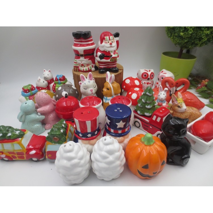 

Pure hand painting ceramic salt and pepper shakers set / Santa Claus, alpacas, Christmas carts, rabbits, flamingos, pine cones