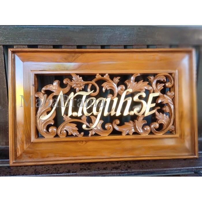 

PAPAN NAMA / PAPAN NAMA KAYU UKIR / KAYU JATI / HIASAN DINDIN MB3212