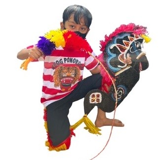 

DC___ [COD!!] Paket mainan anak jaranan + baju celana reog + pecut gombyok kecil tinggal pakai dan pentas + set permainan anak tradisional