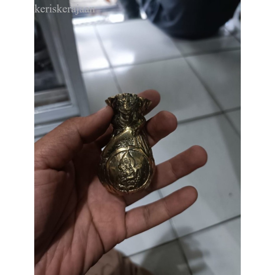 

kantong semar ori kuningan sepuhan emas buatan rakyat majapahit sepuh majapahit ori bvk Keris sengkelat majapahit mataram kartosuro kartasura Surakarta Yogyakarta nagasasra sabuk budaya jawa me antik