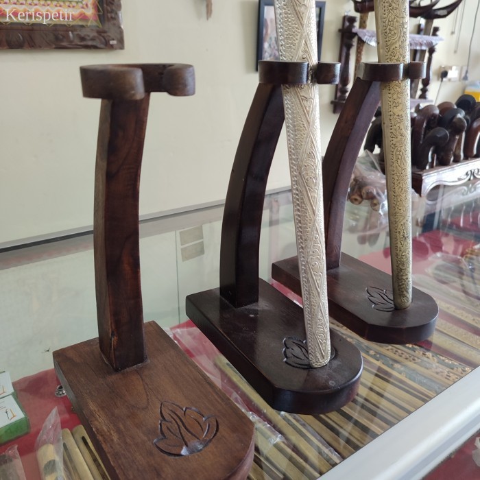 

Jagrak keris stand murah