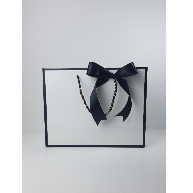 

Paperbag Ivory Lis Hitam Gift Edition Uk 32,5 x 14 x 25cm