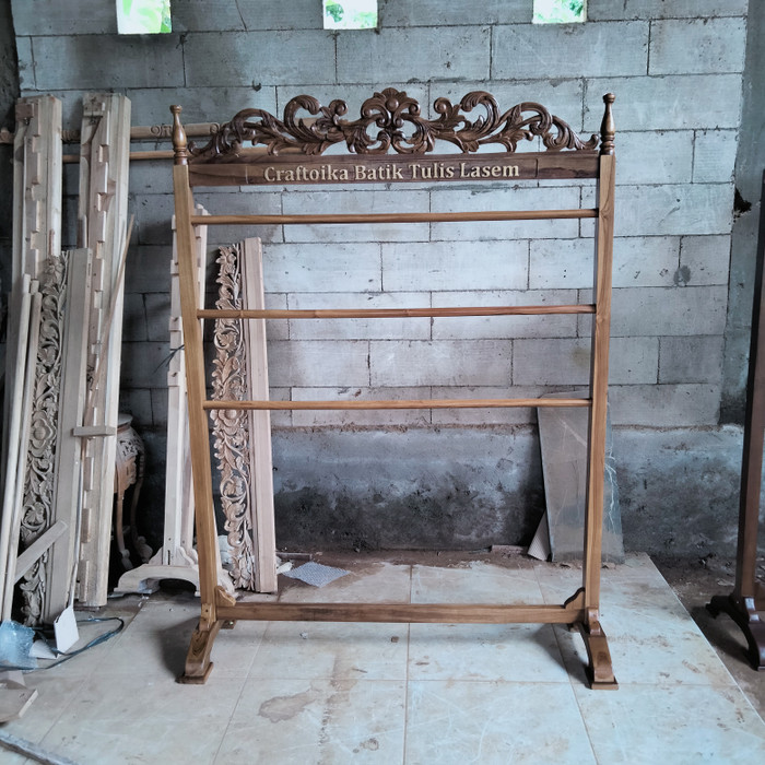 

gawangan kain batik kayu jati ukiran jepara tongkat 3