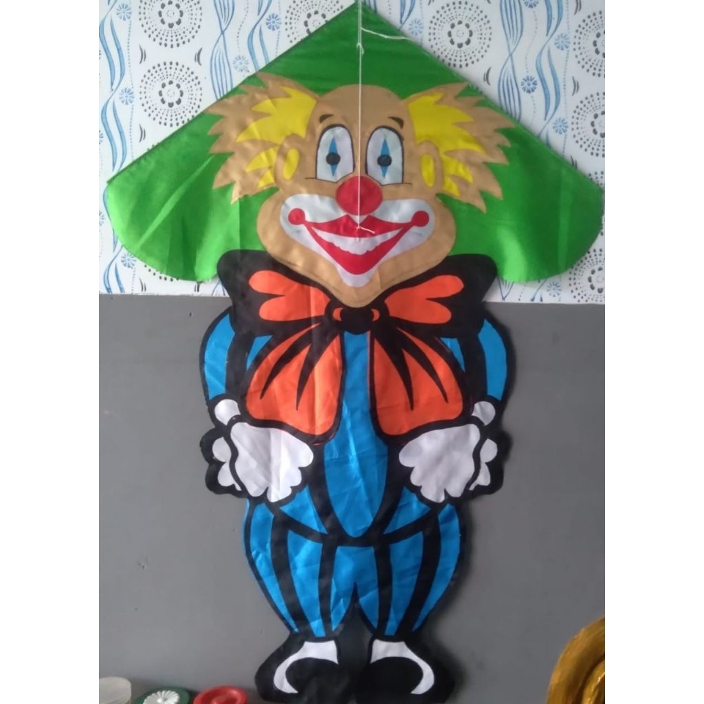 

* LAYANGAN KAIN PARASUT KARAKTER ANEKA SUPERHERO 85X120 CM *