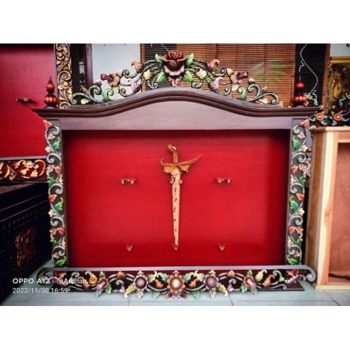 

lemari keris isi 3 kamarogan sunggingan ladarang gayam landeyan wesi a - mentah murah nih