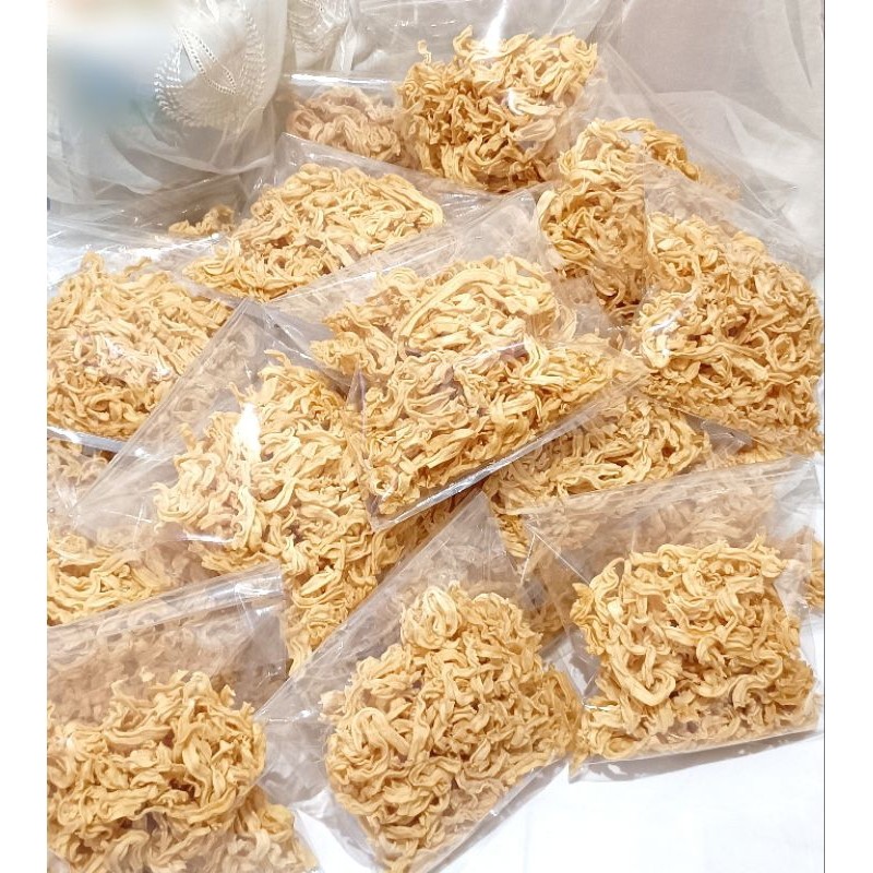 

Curut keriting premium 500g / Stick keju keriting / kerupuk keju / kue keju / kue kering / snack keju