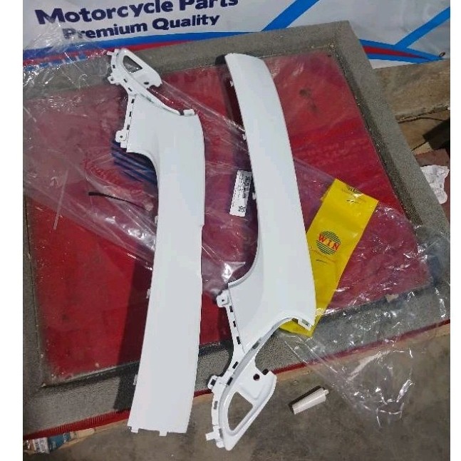 dek samping bawah scoopy new putih 2020 2021 2022 2023/footrest bawah scoopy new b r+l putih/win