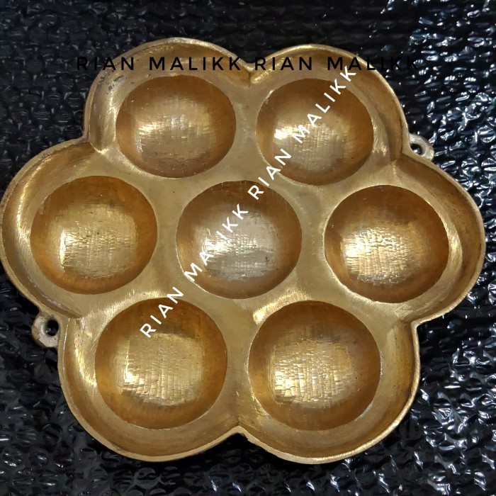 

TERJUAL cetakan kue lumpur bahan kuningan asli isi 7 lobang + cungkilan