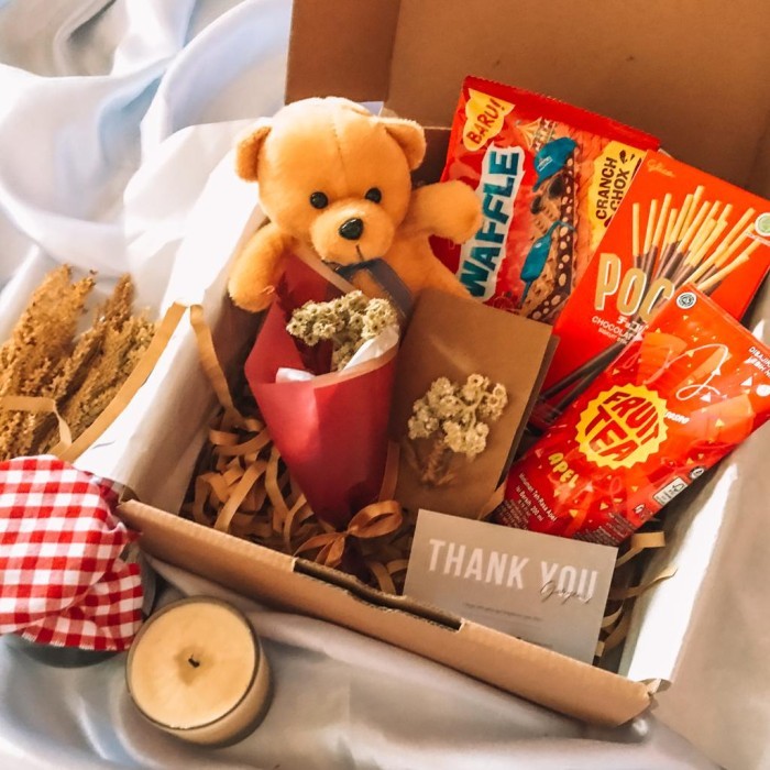 

GIFT BOX/ GIFT BAG/ HAMPERS/ HADIAH WISUDA, ULANG TAHUN, ANNIVERSARY - Box red, Wisuda