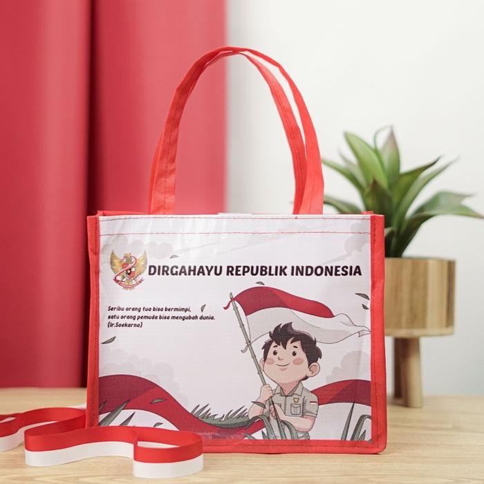 

Tas HUT RI Paperbag Bingkisan Hadiah Kemerdekaan 17 Agustus Ukuran 25x13x20 cm