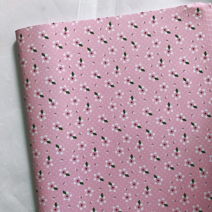 

Kertas kado pink motif bunga