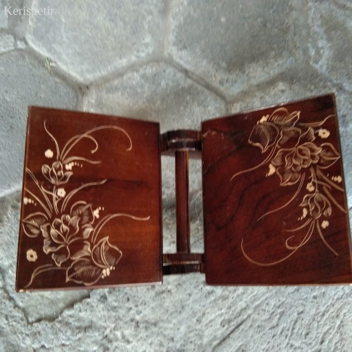 

REKAL / ALAS AL QURAN & AL KITAB BAHAN KAYU JATI - MOTIF UKIR BUNGA. murah laris