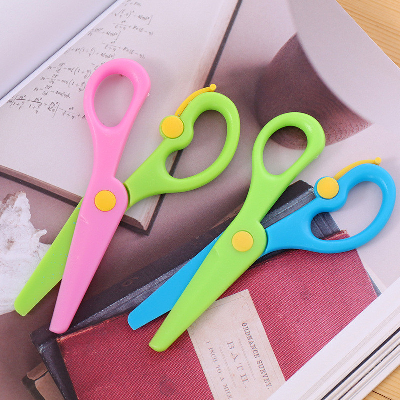 

New 1 Pcs 137mm Mini Safety Round Head Plastic Scissors Student Kids Paper Cutting Minions Supplies for Kindergarten School