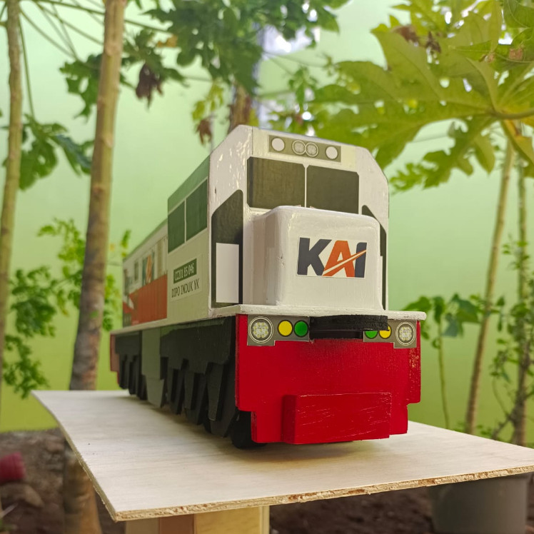 Lokomotif Kereta Api CC201 Livery 2014 White Orange - MINIATUR KERETA API KAYU SURABAYA