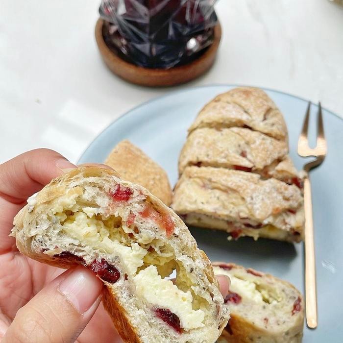 

Sourdough Cranberry Cream Cheese