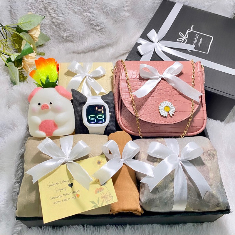 

HAMPERS GIFTBOX PREMIUM WANITA LENGKAP ISI BANYAK KADO HADIAH