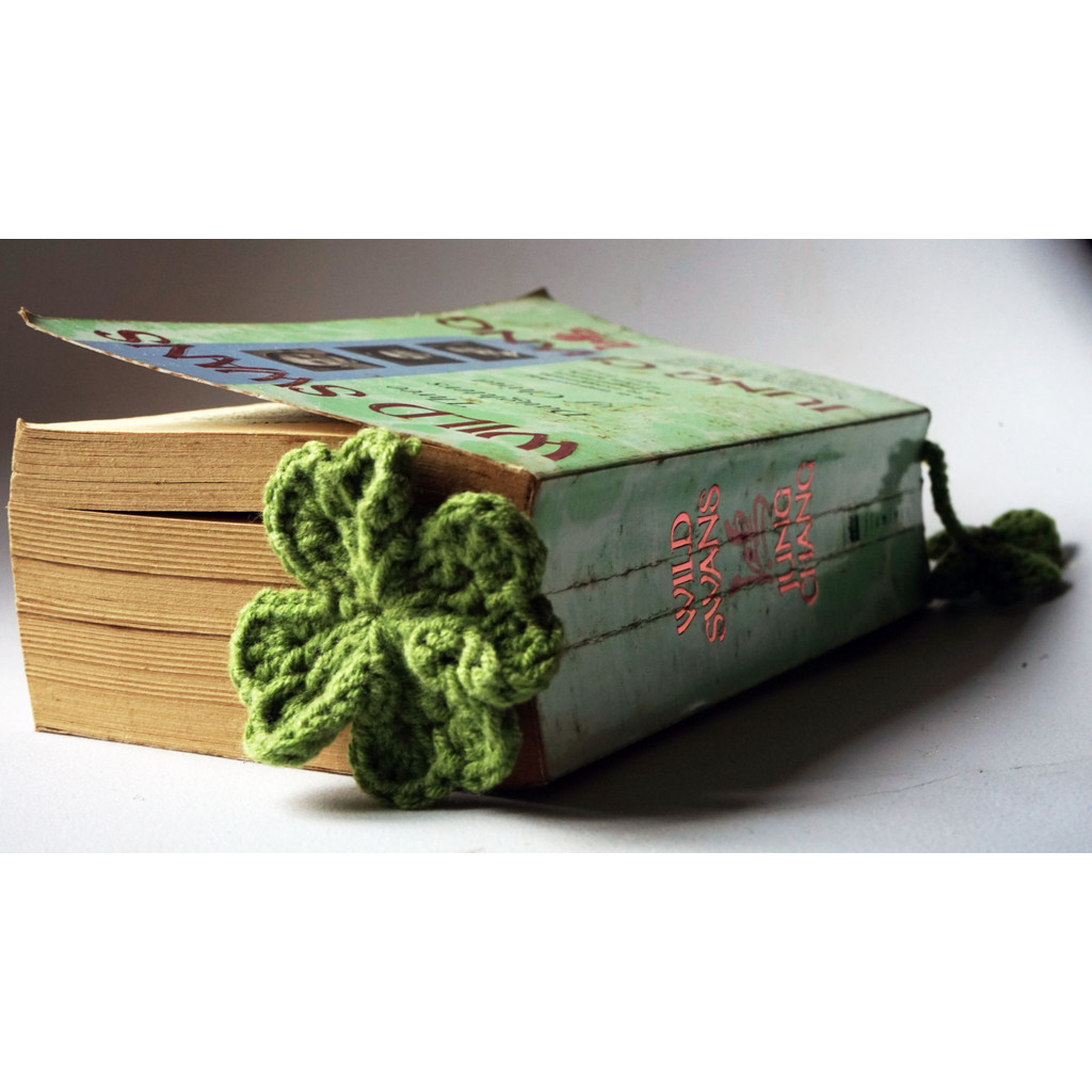 

Pembatas Bookmark Buku Ruby Fingertips Clover