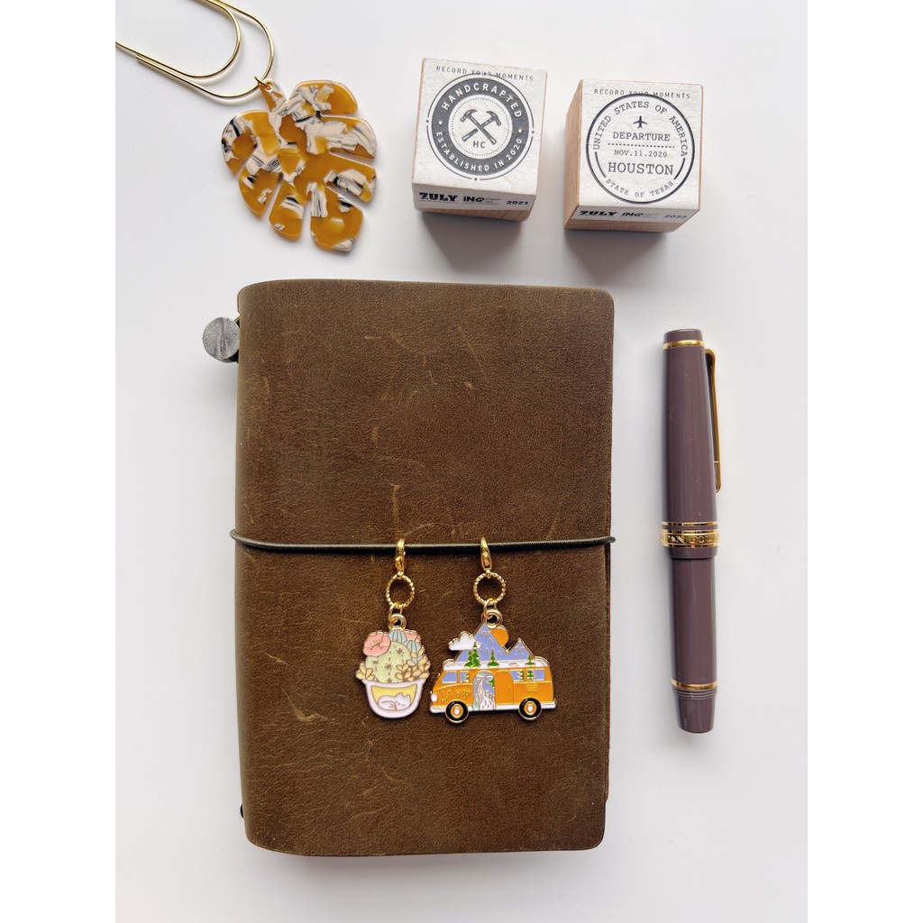 

Travel Bus TN Pendant Ornament Set Retro Travelers Notebook Decoration Metal Bookmarks DIY Stationary Office Accessories