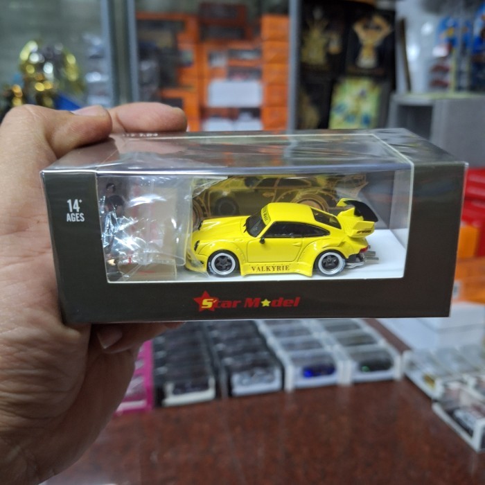 Star Model Skala 64 Porsche RWB Valkyrie Yellow With Figure Nakai
