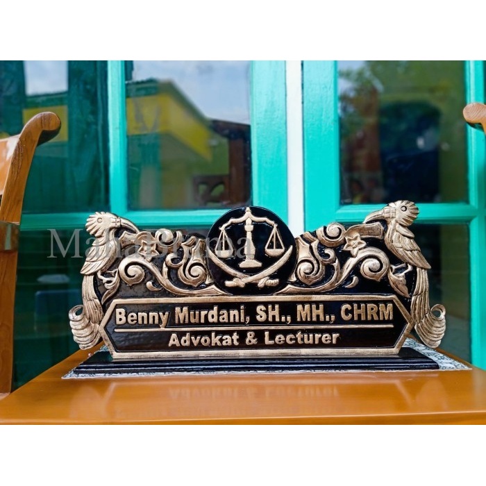 

PAPAN NAMA / PAPAN NAMA MEJA KERJA / CUSTOM UKIR + TEMPAT BOLPOIN MB3212