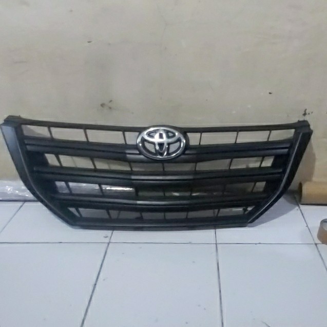 gril lambang depan toyota innova 2015 original