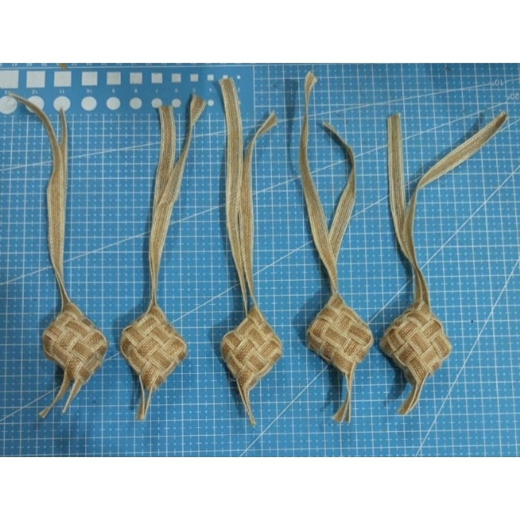 

Photo Property Rustic Decor RAMADHAN Ketupat Lebaran | Ketupat Pita Bahan Pita Goni | Hiasan Lebaran