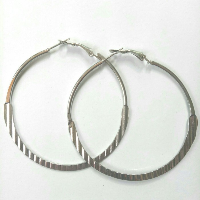 Anting wanita motif bulat besar bergerigi