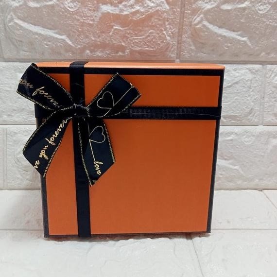 

Kotak Kemasan Kado Hadiah Klasik Oranye Pita/ Kotak Box/ Box Hampers/ Gift Box Hadiah/ Box Cantik/ Box Oranye Kombin Pita - 15×15×7