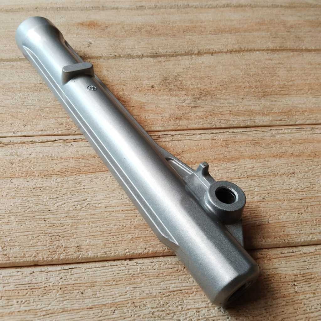 BOTTOM CASE TABUNG SHOCK  DEPAN SEBELAH KIRI BOTTOM CASE WARNA SILVER MOTOR  SUPRA X LAMA SUPRA FIT 